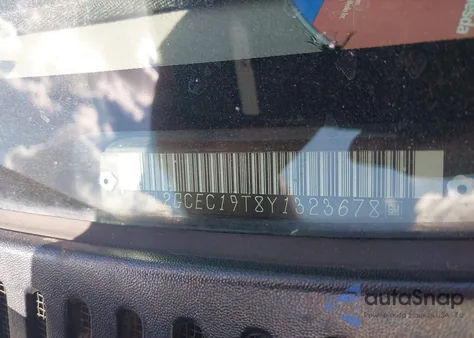 2000 Chevrolet Silverado 1500 Ls z USA, uszkodzony, nr VIN 2GCEC19T8Y1323678